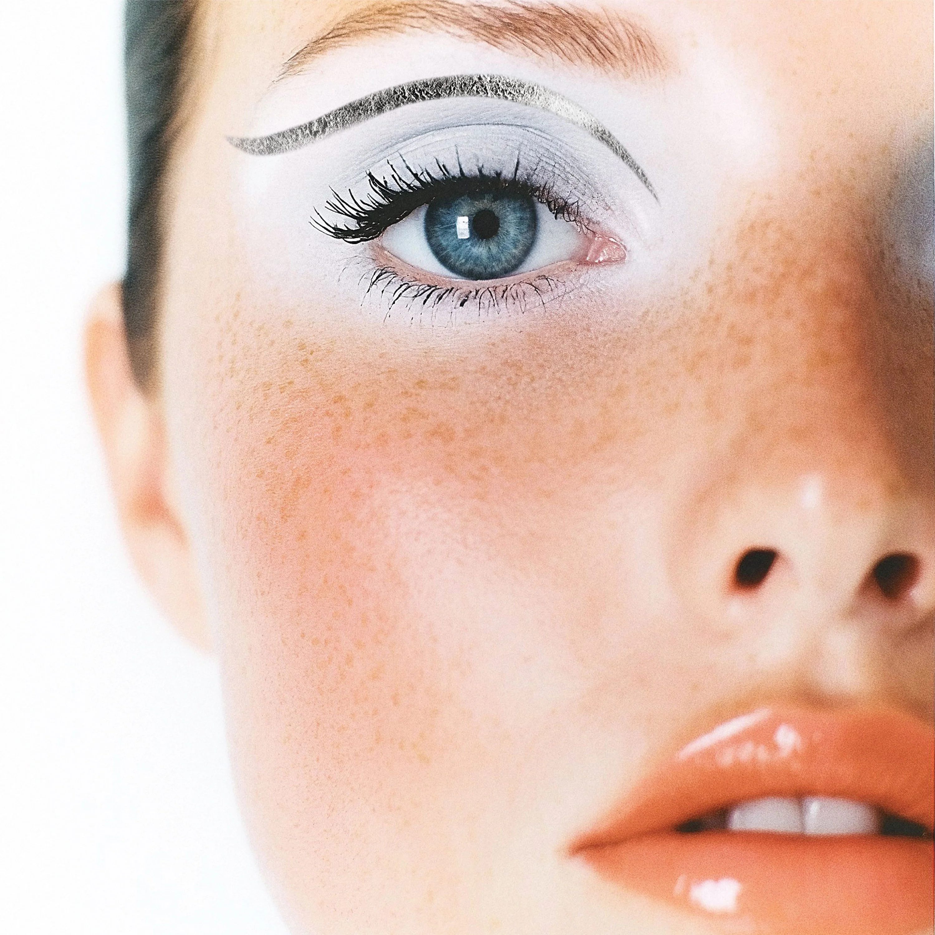 Silver Wing Eyeliner - Image 4